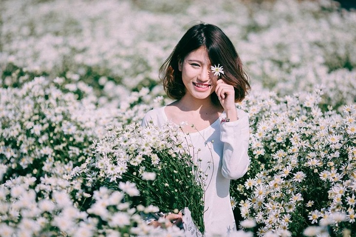 Dùng hoa cài tóc, một cách chụp ảnh với hoa cực xinh